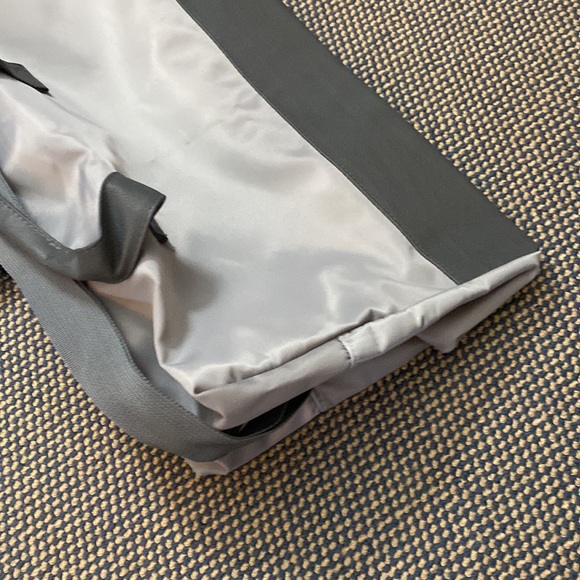 New Azzaro nylon weekend tote with 3 perfume samples. Dolce 0.25 oz and 2 minis - Picture 8 of 14